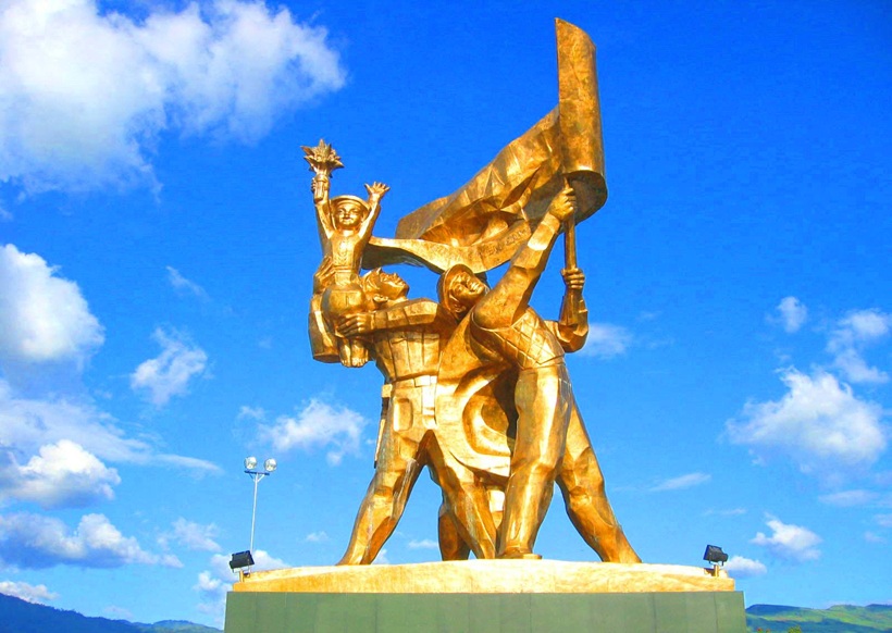 Tượng đài chiến thắng Điện Biên Phủ - du lịch Tây Bắc Tết